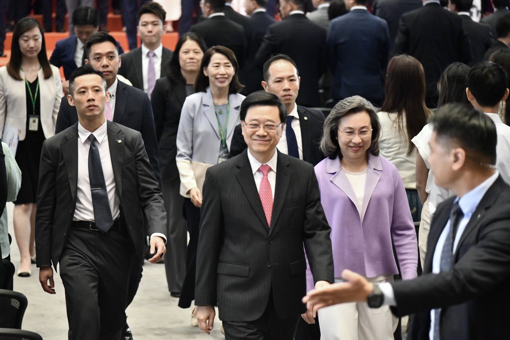 行政長官李家超(前排中)出席「行政長官表揚榜」。 行政長官李家超(前排中)出席「行政長官表揚榜」。