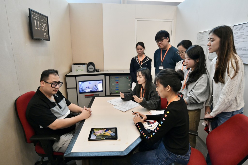 活動中亦可以參加模擬搜證、認人及盤問等過程。 活動中亦可以參加模擬搜證、認人及盤問等過程。