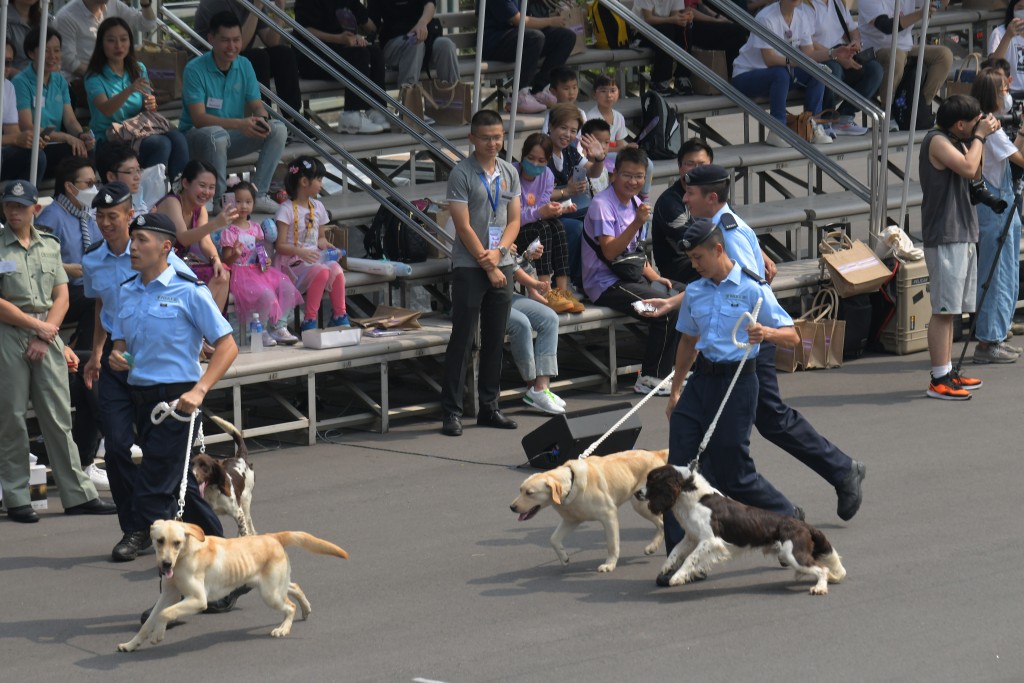 現場有警犬隊及反恐演習等表演。梁譽東攝
