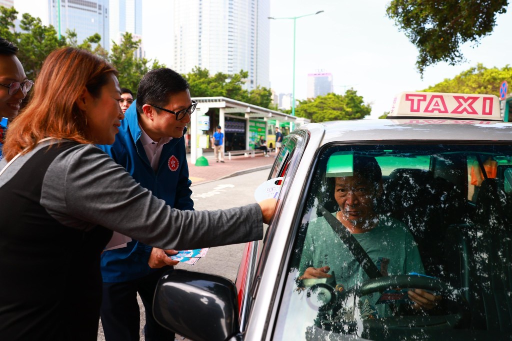 他直言「從新界到港島,每一票都咁重要」。 他直言「從新界到港島,每一票都咁重要」。