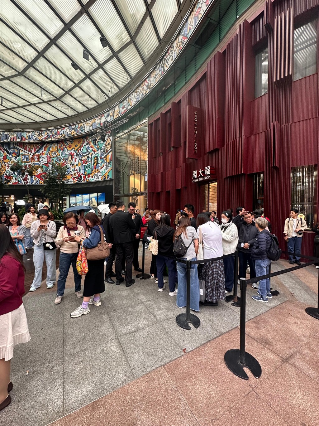 尖沙咀K11 art mall分店一早已市民到来排队。 