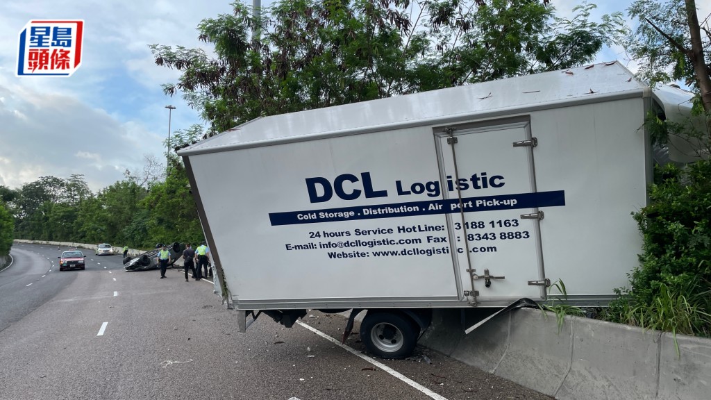 輕型貨車擱在石壆上。