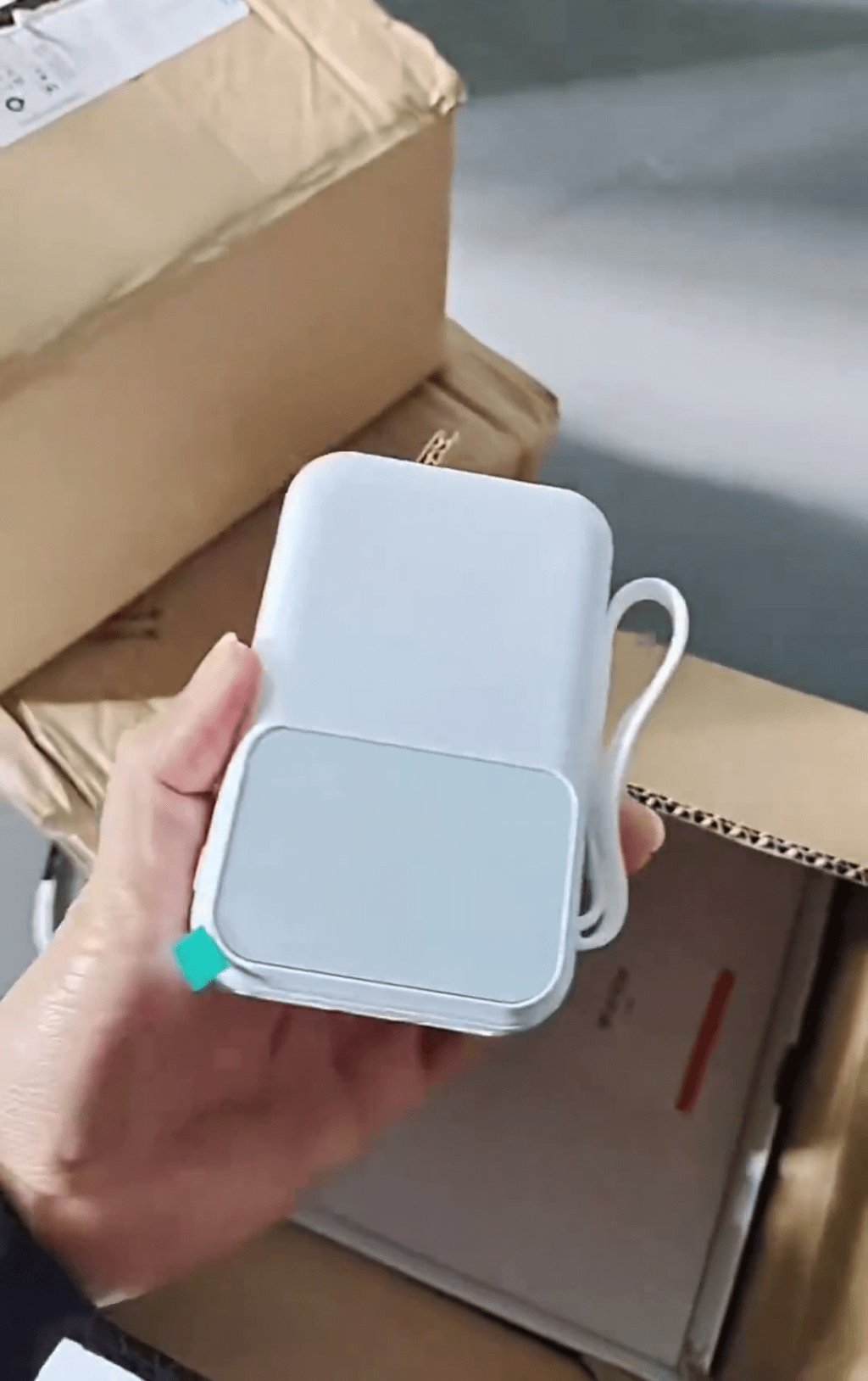 快递内是“充电宝”。