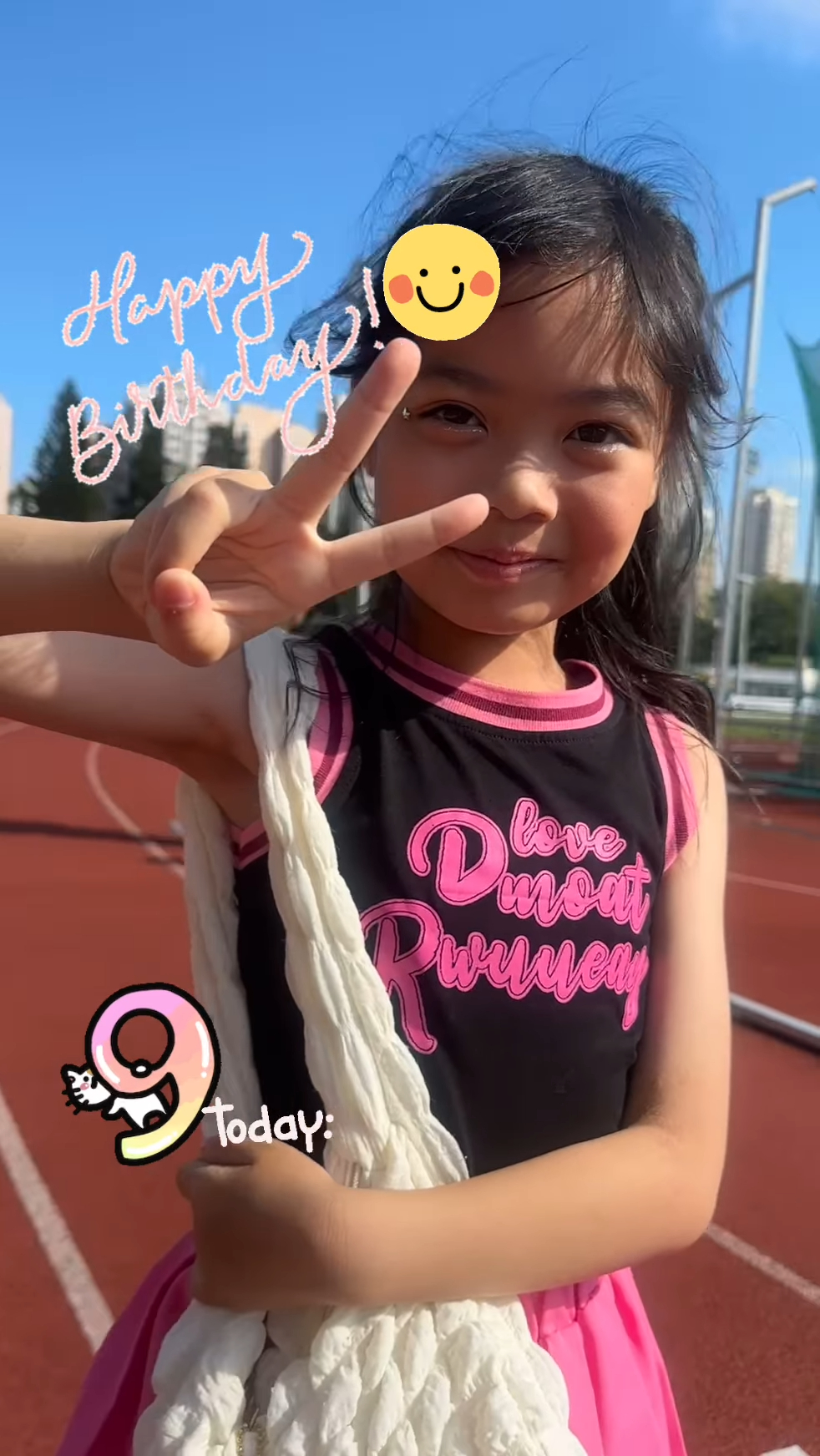 原來在生日當日,包包有代表其偶像學院在運動場參加跳舞表演。 原來在生日當日,包包有代表其偶像學院在運動場參加跳舞表演。
