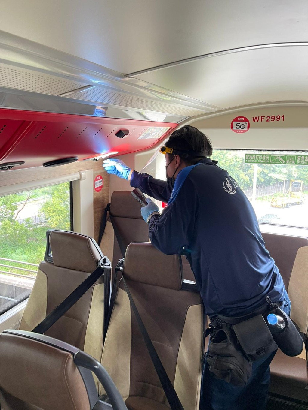 九巴委託專業公司在涉事巴士車廂全面高溫消毒和深層清潔，現已完成工作。九巴提供