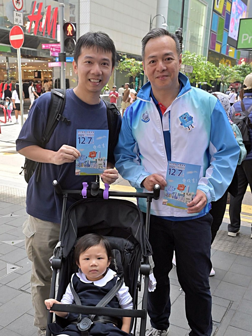 周一鳴在銅鑼灣百德新街向市民呼籲投票。警方提供 周一鳴在銅鑼灣百德新街向市民呼籲投票。警方提供