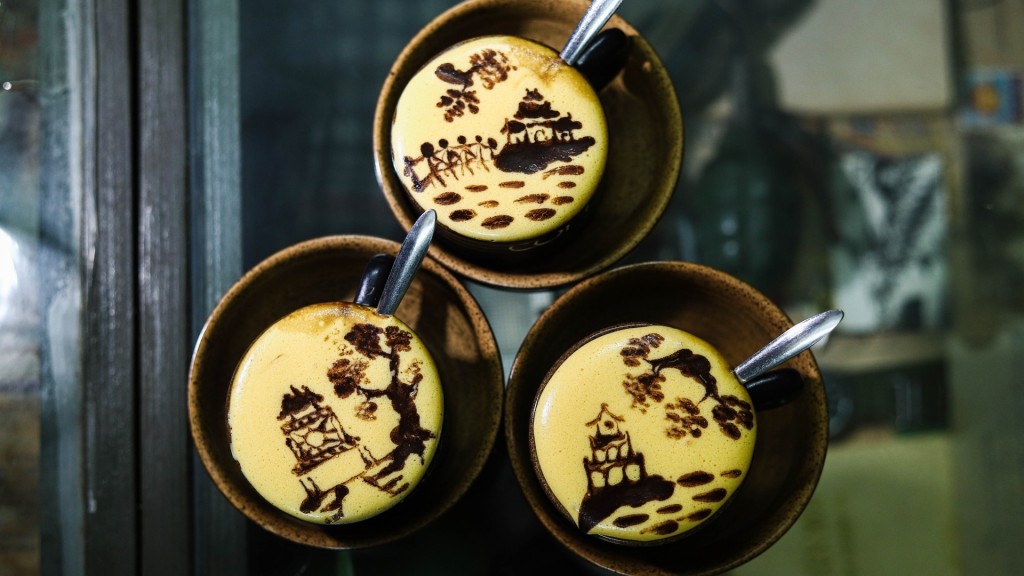 咖啡師仿照拿鐵拉花，在雞蛋咖啡畫上河內風光。 新華社