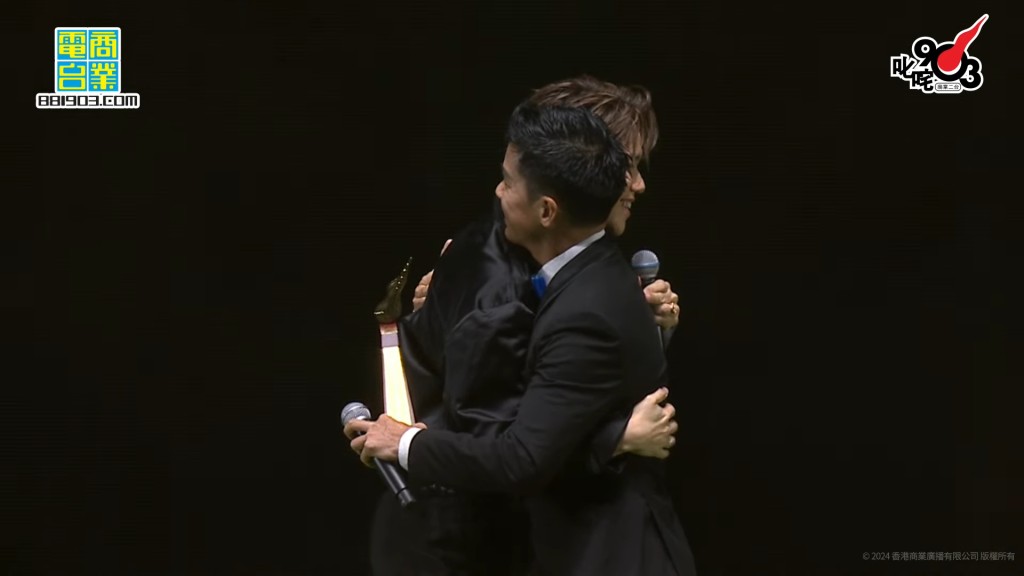 林海峰頒發「叱咤樂壇我最喜愛的男歌手」予得獎者張敬軒。