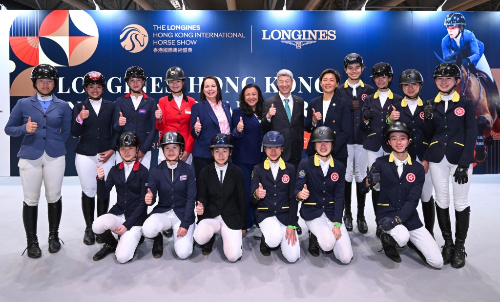 參加「香港賽馬會亞洲青年挑戰賽」的亞洲選手們與國際馬術聯合會副會長黃啟芳(後排右六) 及馬會馬術事務主管龐雅雯(後排左五)等合照。 參加「香港賽馬會亞洲青年挑戰賽」的亞洲選手們與國際馬術聯合會副會長黃啟芳(後排右六) 及馬會馬術事務主管龐雅雯(後排左五)等合照。