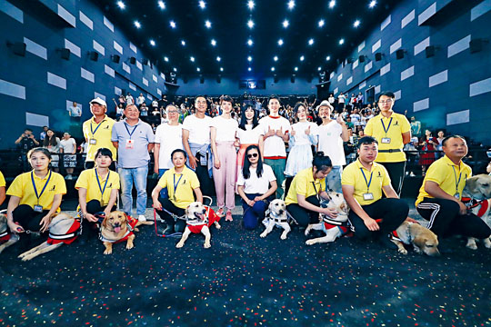 ■導演羅永昌率梁詠琪、楊采妮、任達華、羅仲謙、袁姍姍、胡明等，出席《小Q》千人慈善點影場。