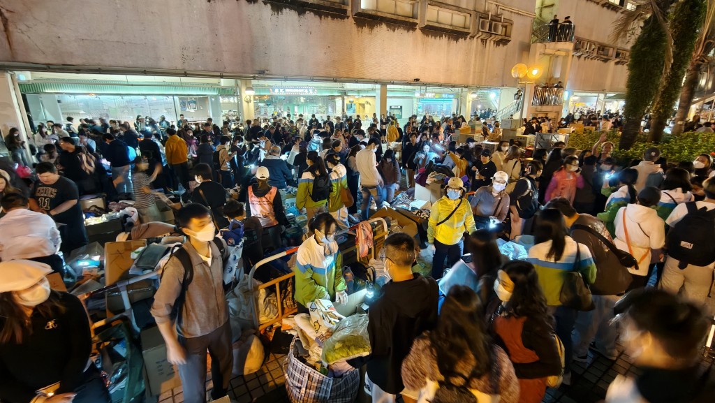 多名熱心市民帶同大量物資到廣福商場平台派發。