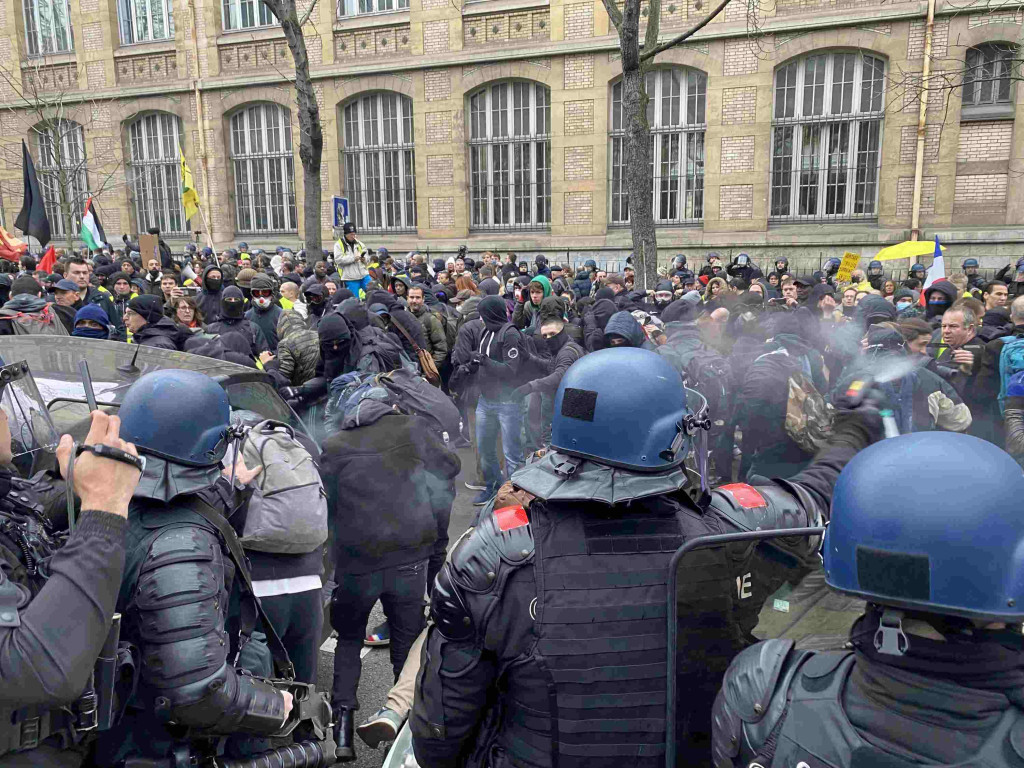 法國人不滿現狀，當地經常有示威遊行。