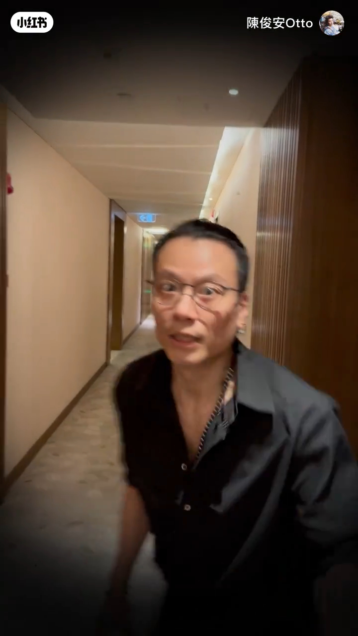 陳俊安行為、表情古怪。