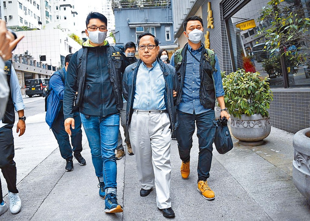 警方國安處以涉嫌「妨礙司法公正」罪名，拘捕正在保釋的何俊仁。