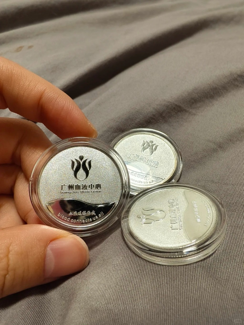 每枚纯银纪念章，仅银价便要近200港元较一年前升约9成。小红书