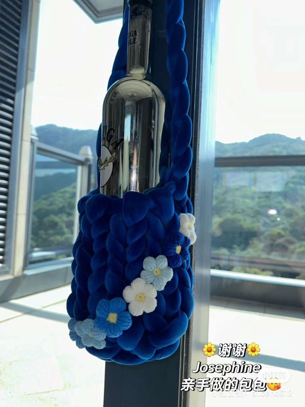何超欣获甘比大女刘秀桦送上DIY蓝色花花手袋。