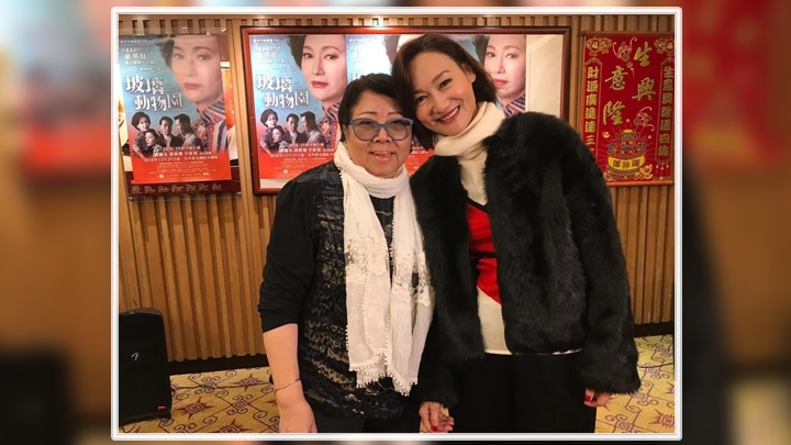 前幾年紅姐在新光戲院演舞台劇,跟她在慶功宴上合照留念!