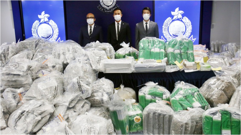 警方展示檢獲的證物。