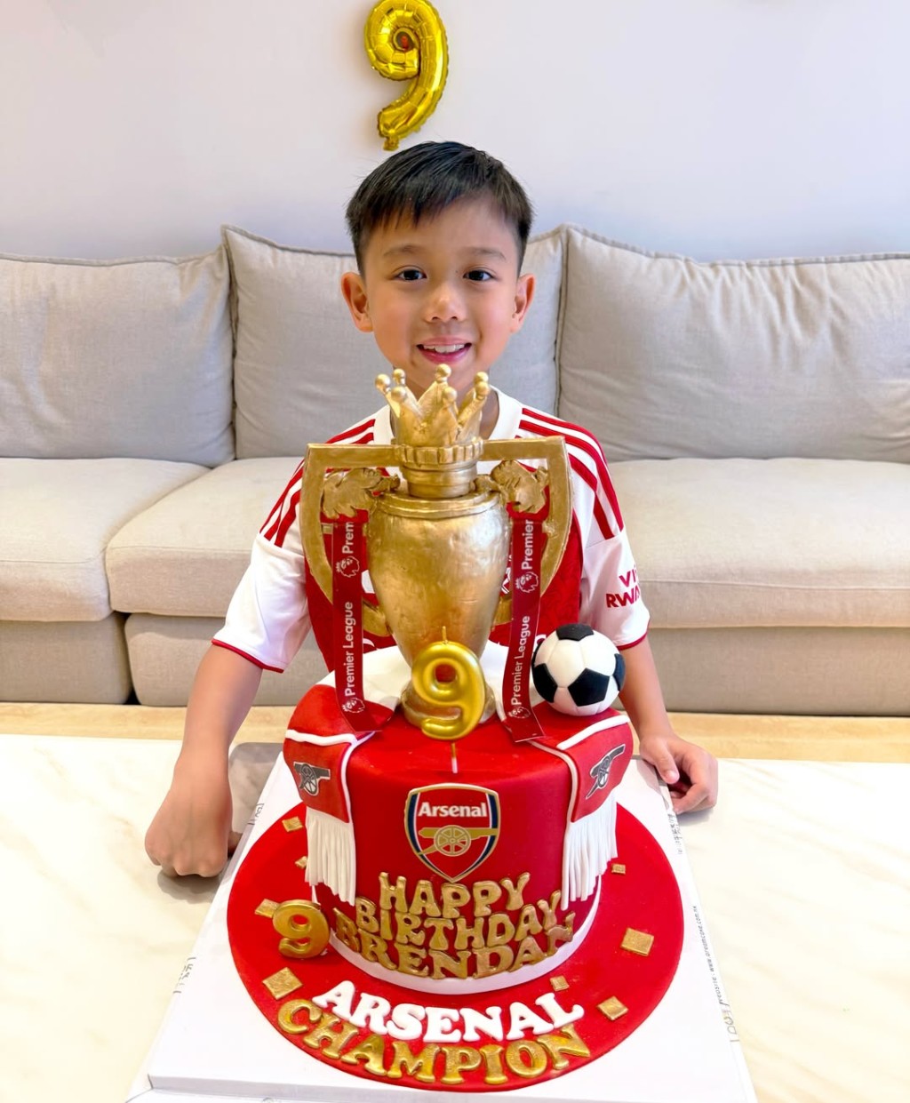 桌上則擺放著一個精緻的英超冠軍獎盃造型蛋糕，上面寫有「ARSENAL CHAMPION」。