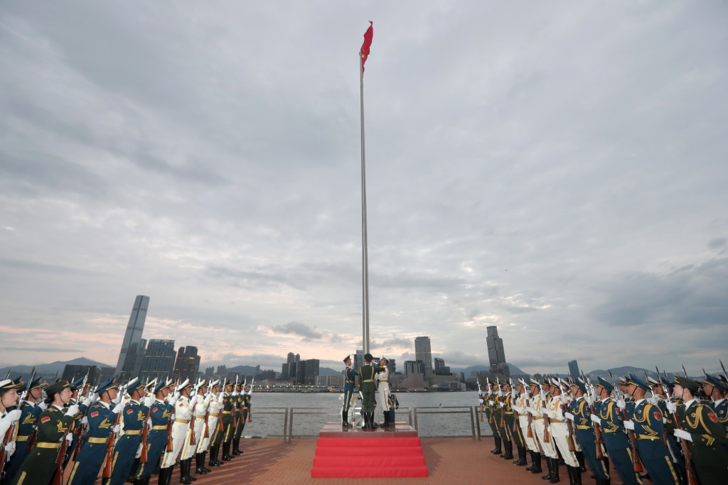 駐香港部隊首次在中區軍用碼頭舉行升國旗儀式。政府新聞處圖片