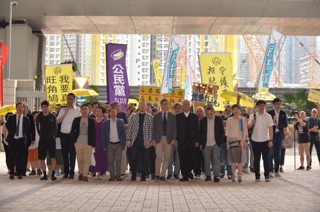 九子今於8時50分左右陸續抵達西九龍裁判法院。