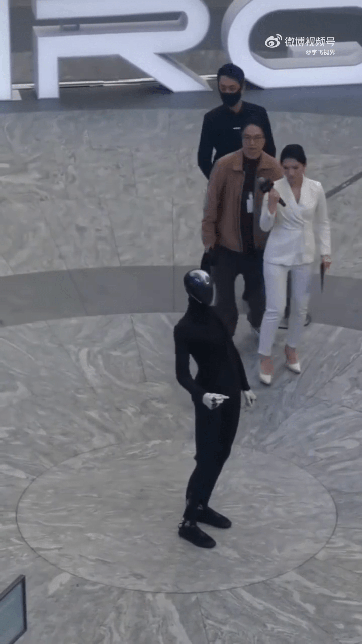 機械人IRON忽然身體向後彎曲。 機械人IRON忽然身體向後彎曲。