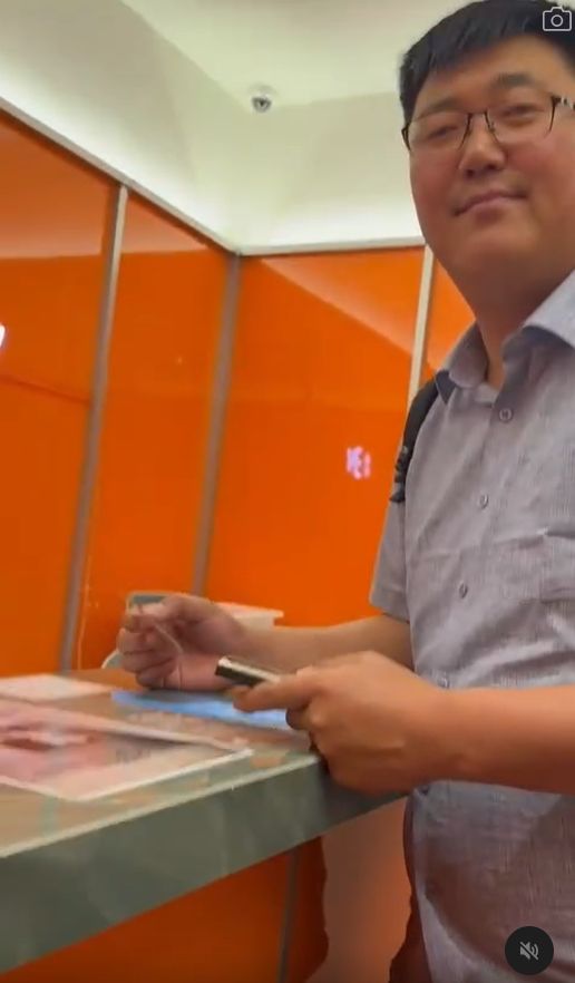梁懿婷向酒店職員表示不認識該男子。 梁懿婷向酒店職員表示不認識該男子。