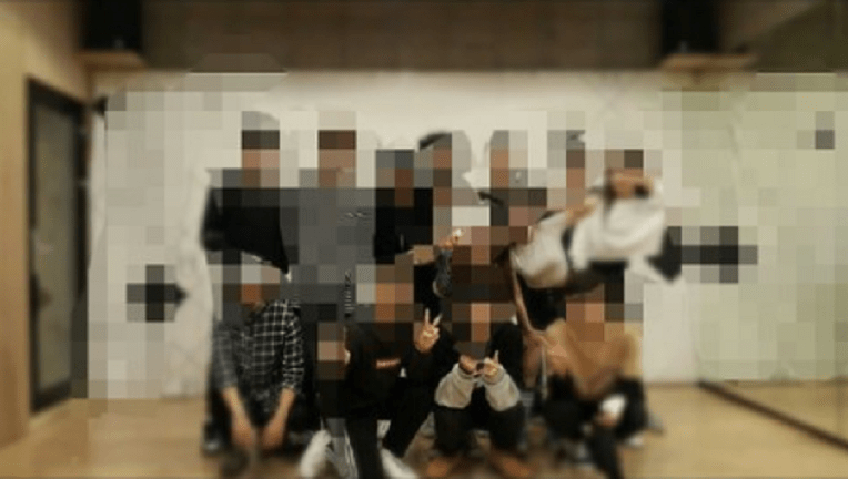 練習生上傳在練習室的照片。