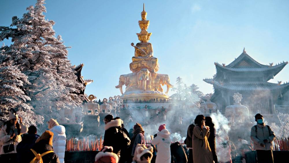 今年元旦，遊客在峨眉山金頂上祈福。