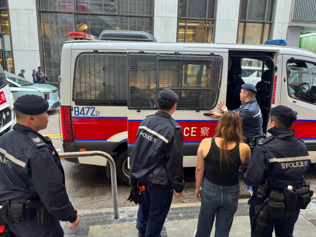 警方聯同入境處及勞工處，突擊搜查港島區內多個罪案黑點，共拘捕11人。警方提供