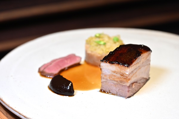 Bak Ket Teh
菜式靈感源於新加坡肉骨茶。豬肋骨起肉後以白胡椒低溫慢煮，肉嫩辛香。