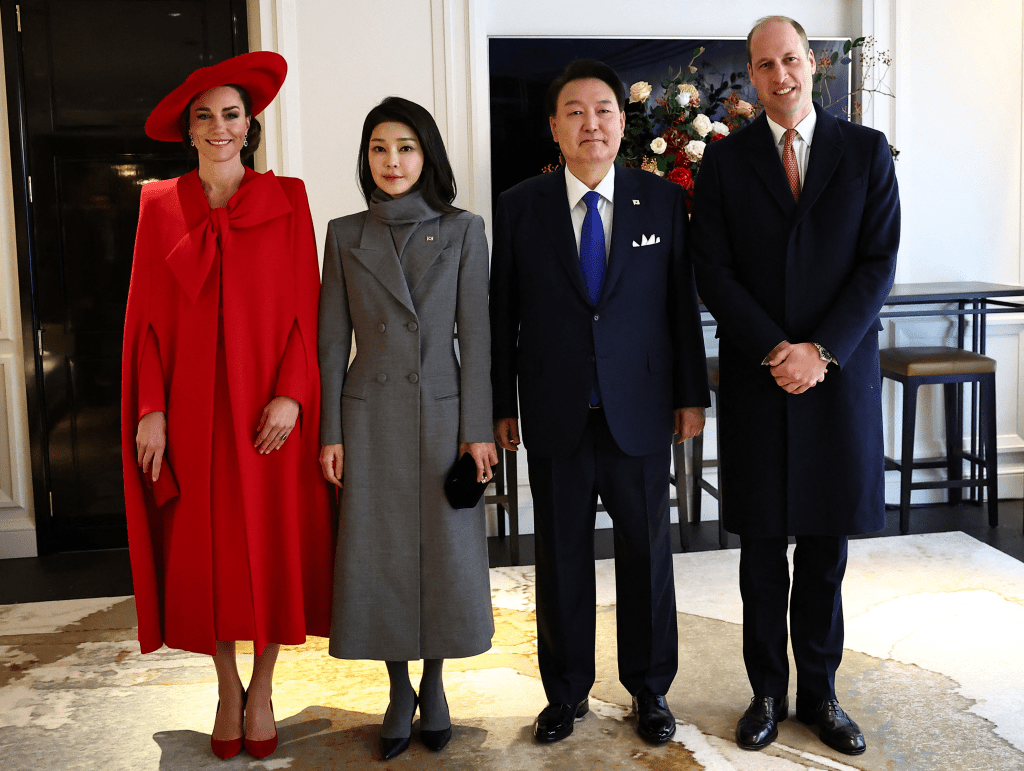 一身Catherine Walker红装的凯特皇妃（左）与南韩第一夫人金建希是美丽「娇」点。 路透社