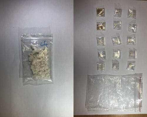 警方進行打擊毒品行動,拘捕了一名男子,並一共檢獲約17克懷疑霹靂可卡因。 警方圖片