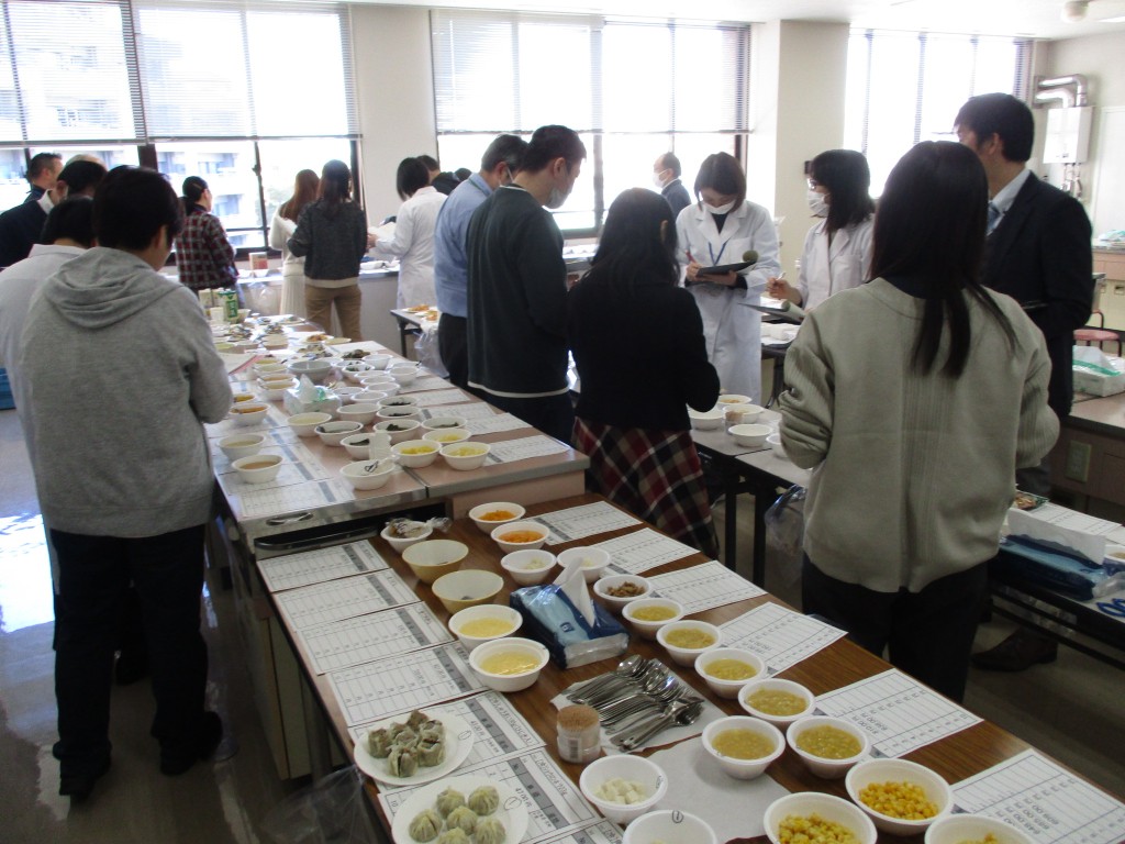 负责营养午餐的单位每月挑选食材及试食。 福冈市学校给食公社 负责营养午餐的单位每月挑选食材及试食。 福冈市学校给食公社