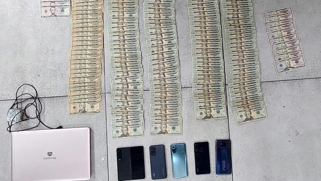 厄瓜多爾內政部長薩帕塔貼圖展示行動中檢獲的現金、電腦和手機等。 X@CapiZapataEC