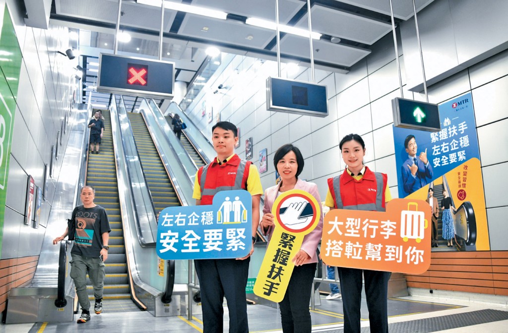 李婉玲（中）與扶手電梯安全大使，向乘客宣傳安全訊息。