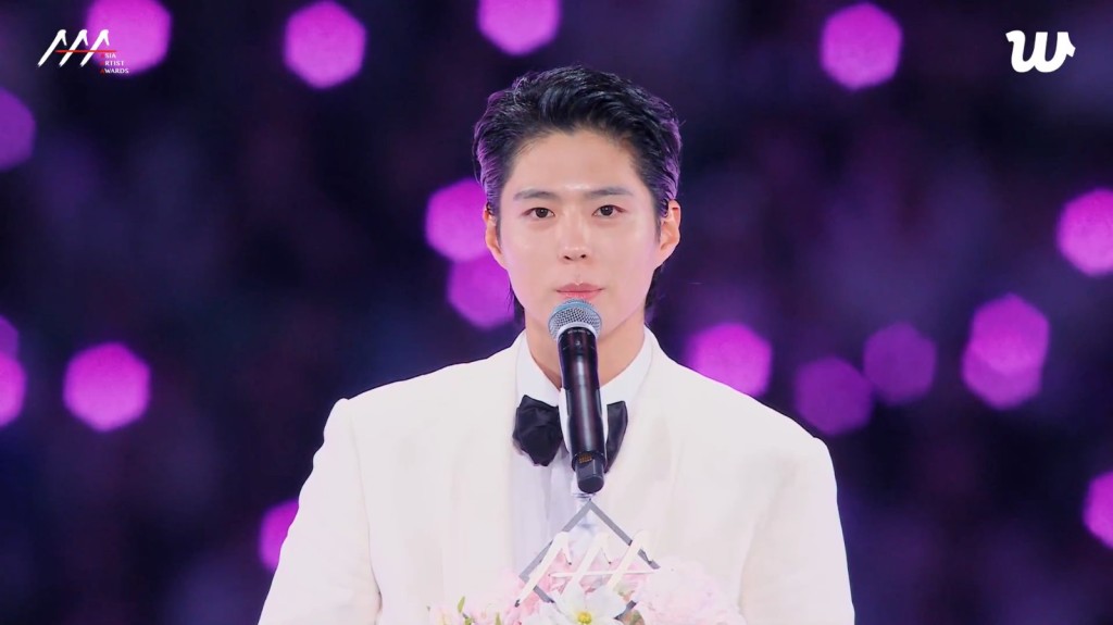 一身白馬王子look的朴寶劍順利拿下年度男演員獎。（微博圖片）