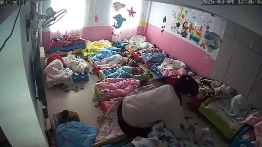 有家長表示在閉路電視影片，發現涉案幼兒園教師集體虐待孩童。抖音@遼寧盤錦幼兒園大規模nue童事件