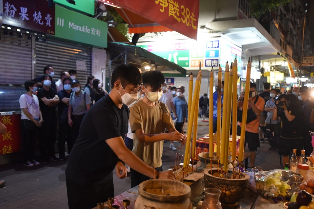 死者家屬於現場哀傷路祭。尹敬堂攝