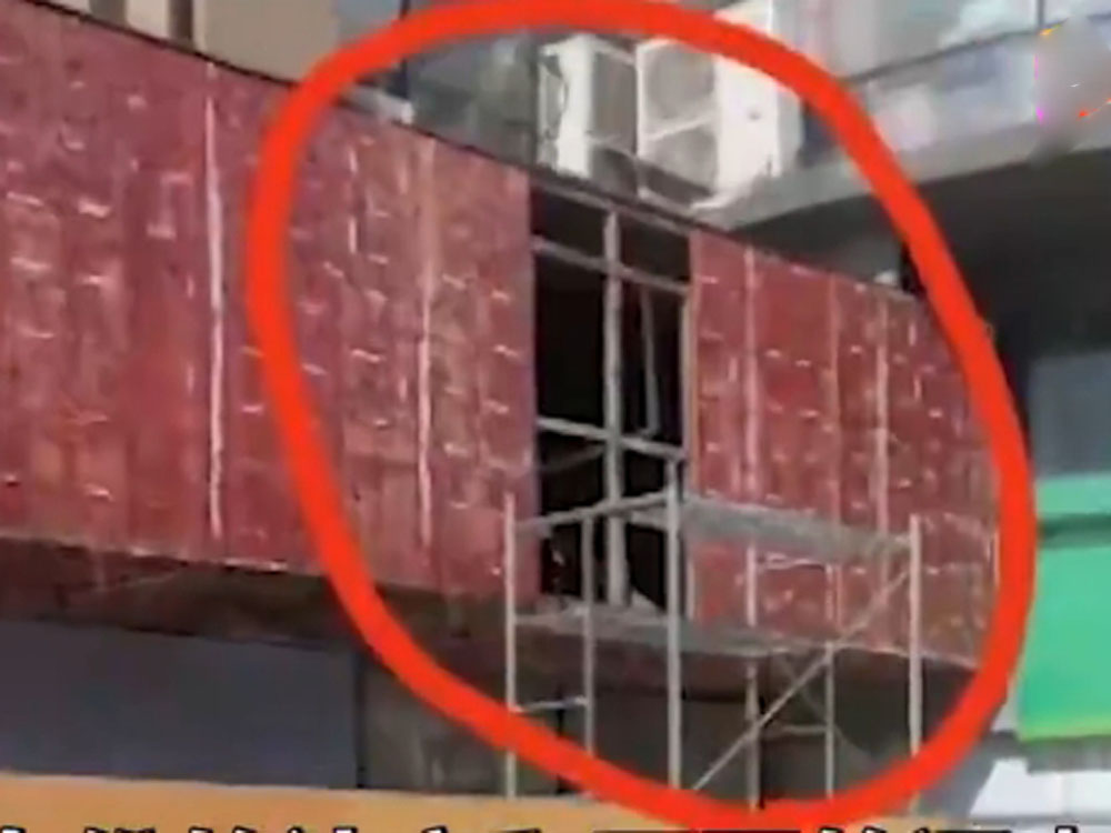 江蘇泰州一棟大樓的廣告燈箱內發現女屍。