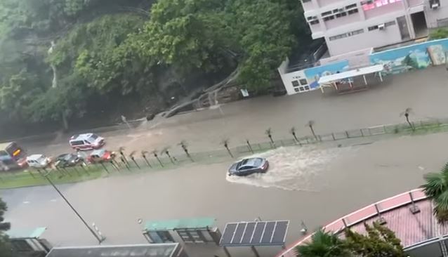 油塘馬路恍變河道，途經的車輛如陸上行舟。fb車cam L（香港群組） 影片截圖