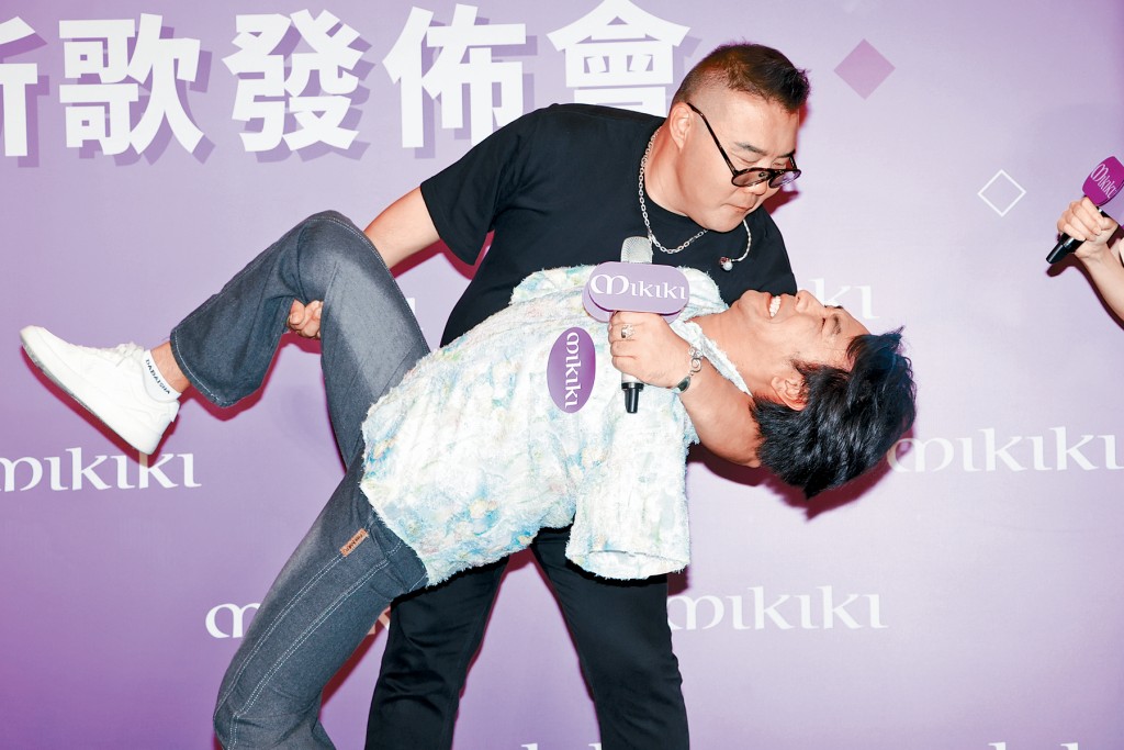 劉洋與李金凱擺出肉麻甫士,老友鬼鬼。