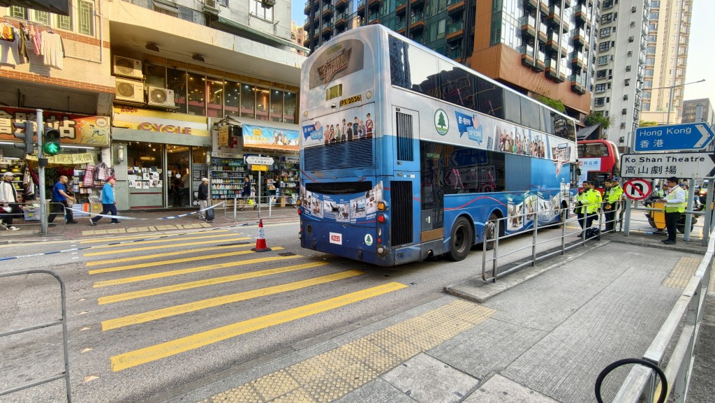 女途人捱撞前懷疑衝燈過路。