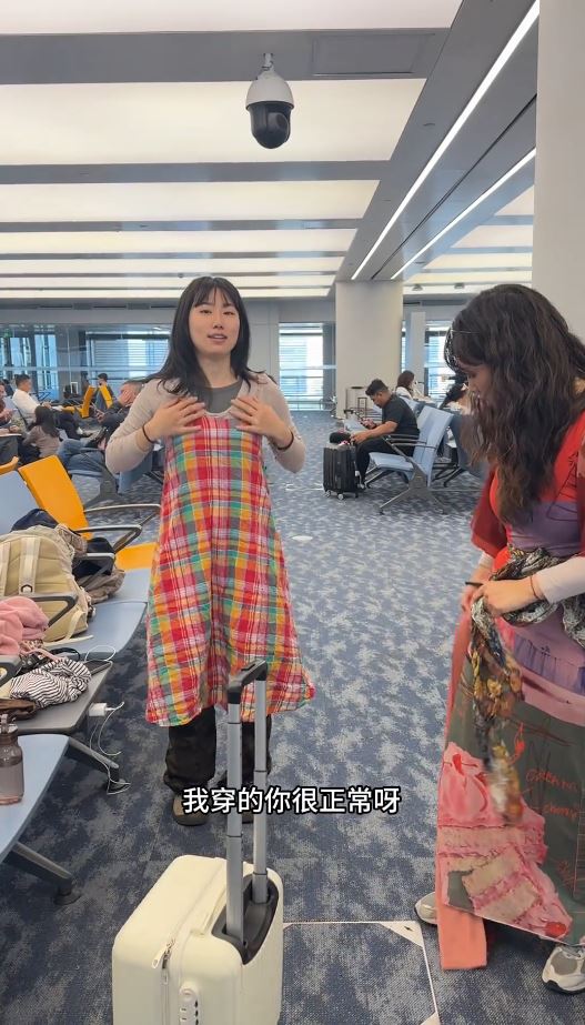 「羊」和朋友為省行李超重費，在機場把大量衣服層層穿在身上。抖音＠羊