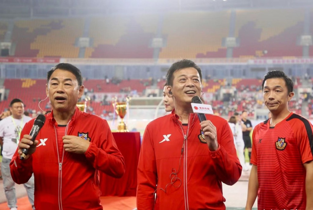 戴志偉（左）早前亦有隨香港明星足球隊到內地出賽。