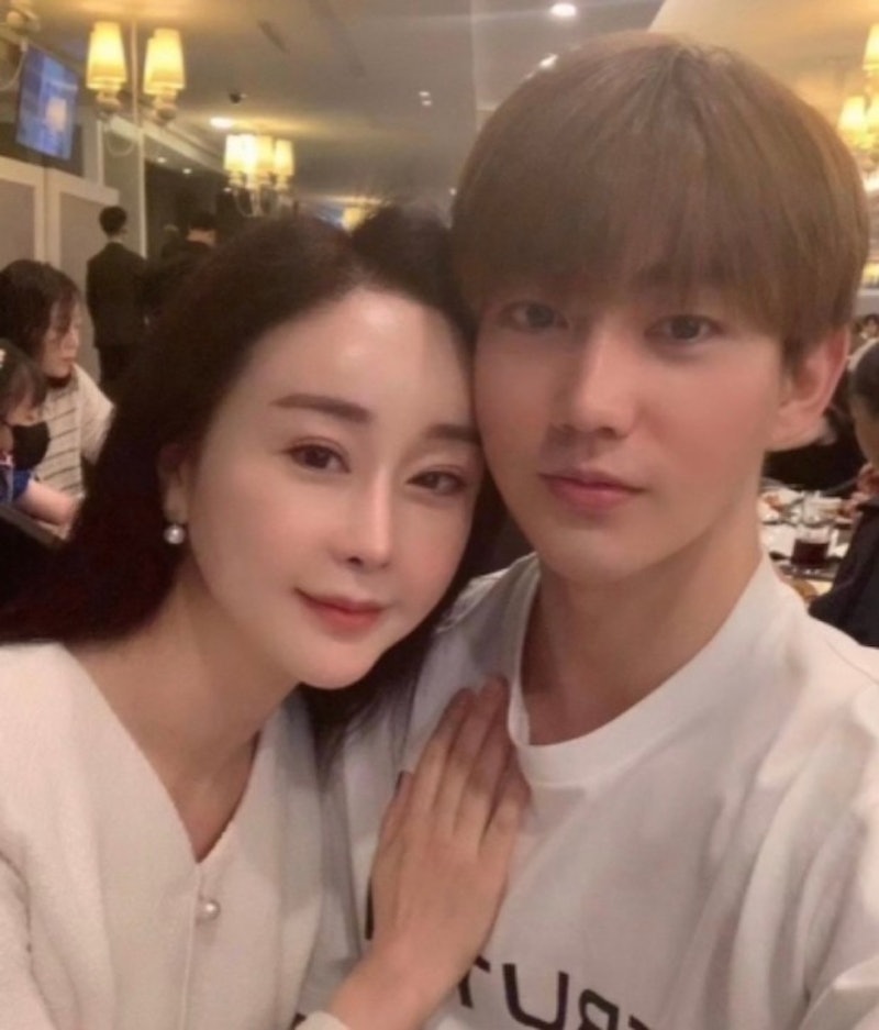 46歲韓國女星咸素媛2018年與小18歲的內地網紅陳華結婚。