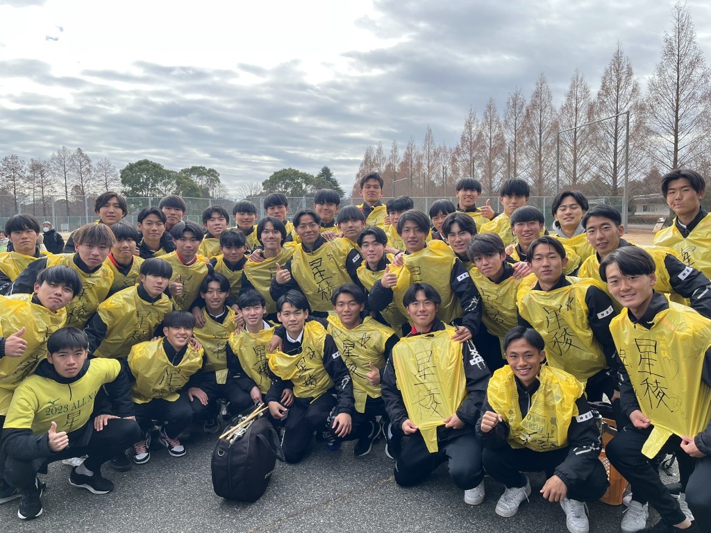 日大藤澤足球隊臨時集合，用垃圾袋造應援服，為星陵高中應援。 X