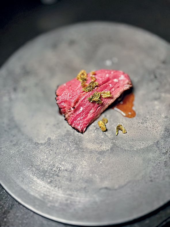 烤得恰到好處，肉質細膩柔軟，入口即化的「近江牛配野生羊肚菌」。