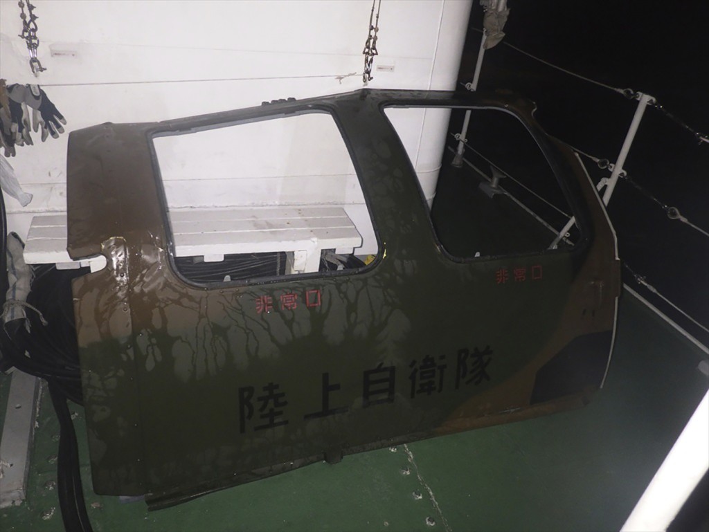 日本黑鷹直升機墮海，海岸防衛隊周五晚打撈出飛機殘骸。 美聯社