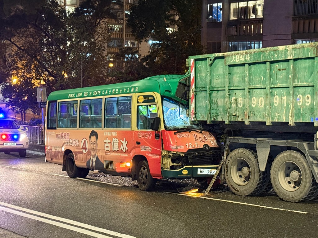 小巴車頭嚴重損毀。
